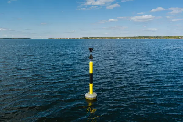 Baltık Denizi, Kuzey Kardinal Mark. Koyu mavi üzerinde yalnız bir sarı-siyah muhafız, dingin deniz boşluğunun deniz manzarası.