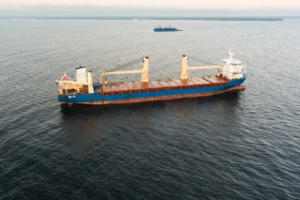Baltık Denizi 'ndeki Kargo Gemileri: Estonya açıklarındaki iki geminin İHA görüntüsü, Deniz Taşımacılığını Resmediyor.