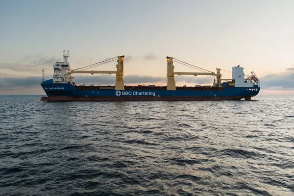 Baltık Denizi, Estonya - 17 Mayıs 2025: Kuru kargo gemisi BBC Moonstone şafak vakti Tallinn yakınlarında demir attı.