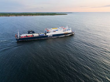PALDISKI, ESTONIA 7 Haziran 2025: Bir DFDS Denizi yolcu ve kargo feribotu limandan ayrıldıktan sonra Baltık Denizi kıyısına doğru yola çıkar.