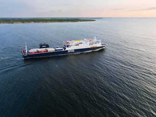 PALDISKI, ESTONIA 7 Haziran 2025: Bir DFDS Denizi yolcu ve kargo feribotu limandan ayrıldıktan sonra Baltık Denizi kıyısına doğru yola çıkar.
