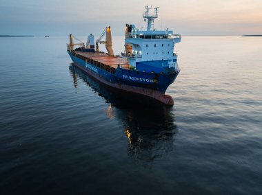 ESTONIA - HAZİRAN 02, 2025: Çok amaçlı genel kargo gemisi 