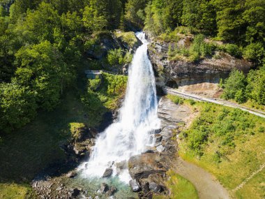 Norveç 'teki ünlü Steinsdalsfossen şelalesi, insansız hava aracı manzaralı. Bir turist yolu güçlü su akıntısının arkasında yürümeye izin verir. Yaz İskandinav manzarası.