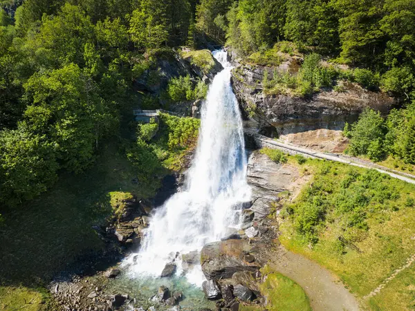 Norveç 'teki ünlü Steinsdalsfossen şelalesi, insansız hava aracı manzaralı. Bir turist yolu güçlü su akıntısının arkasında yürümeye izin verir. Yaz İskandinav manzarası.