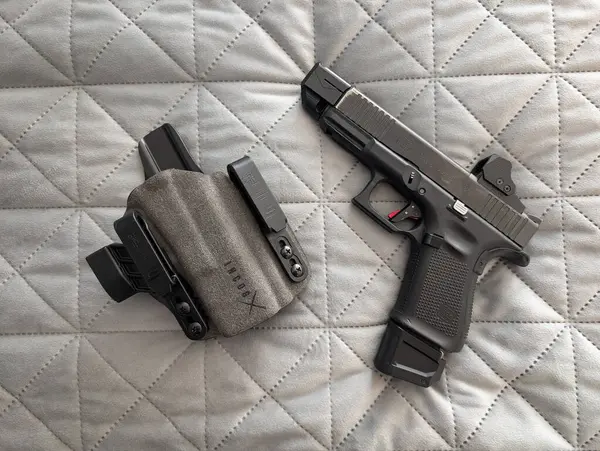 Baltık Devletleri, 14 Haziran 2025: Her gün bir tabanca ve yatakta duran bir kılıf taşır. Kişisel güvenlik ve kendini savunma kavramı.