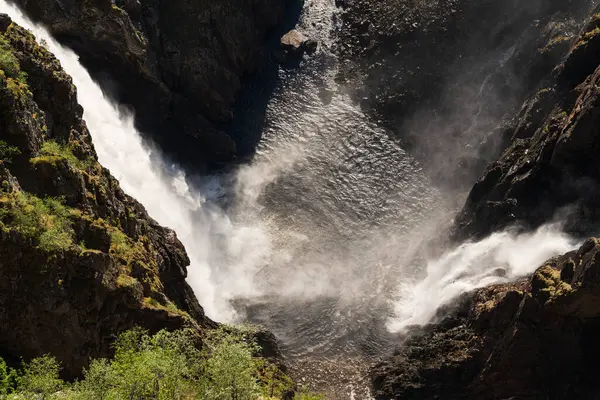 Güçlü bir çifte şelale Norveç 'te kayalık bir kanyona düşüyor. Çalkantılı su derelerinin ve el değmemiş İskandinav doğasının görkemli manzarası..