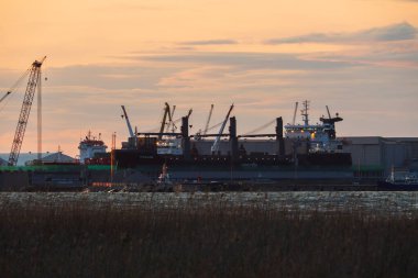 TALLINN, ESTONIA - 19 Haziran 2025: Yük gemisi WALLIS, gün batımında Kopli limanındaki BLRT Grupp tersanesinin rıhtımına demirlemiştir.