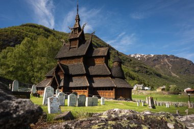 1180-1250 yılları arasında iyi korunmuş bir ortaçağ ahşap kilisesi olan ünlü Borgund Stave Kilisesi, bir bahar günü Laerdal Vadisi 'ndeki tarihi mezarlığıyla birlikte görüldü..