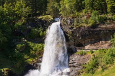 Açık bir günde dağlarda güzel, güçlü bir şelale. Doğal bir dönüm noktası ve İskandinavya 'da turizm ve seyahat için popüler bir yer..