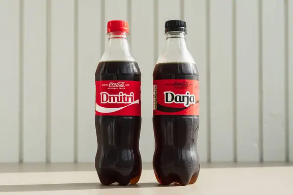 TALLINN, ESTONIA - 7 Temmuz 2025: 'Dmitri' isimli orijinal bir şişe Coca-Cola ve 'Darja' isimli bir Coca-Cola Zero Sugar. Fotoğraf küresel 