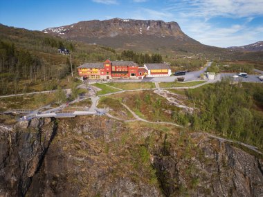VORINGSFOSSEN, NORWay 19 Mayıs 2025 Hava aracı görüntüsü tarihi Fossli Oteli ve ünlü Voringsfossen şelalesinin modern izleme platformunu gösteriyor..