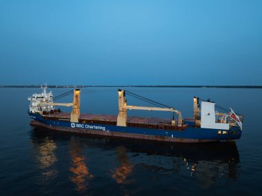 TALLINN, ESTONIA - 12 Haziran 2025: BBC Chartering tarafından işletilen ve Antigua ve Barbuda bayrağı altında yelken açan genel kargo gemisi, alacakaranlıkta Tallinn Körfezi 'nde demirlemiştir..