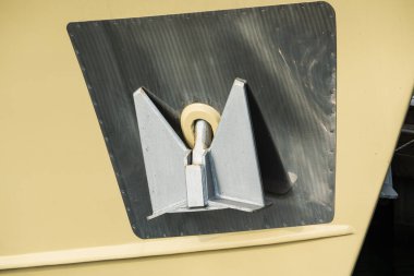 Bir yatın pruvasına monte edilmiş modern çelik bir sabanın yakın çekimi. Koruyucu, siyah, perçinli bir plakaya dayanıyor..