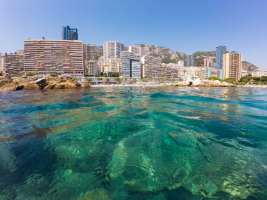 Monako Kıyısı 'nın Bölünmüş Görüntüsü: Suyun Üzerinde ve Altında.