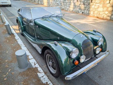 GÜZEL, FRANCE - 7 AĞUSTOS 2025: Fransız Rivierası 'nın bir caddesinde park edilmiş klasik bir yeşil Morgan spor arabası görüldü.