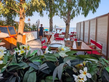 MONACO, Monako 8 AĞUSTOS 2025 Monako 'daki bir sahil kulübünün genel manzarası..