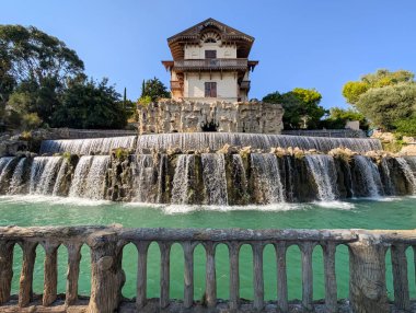 GÜZEL, FRANCE - 7 AĞUSTOS 2025 Şelale Şelalesi (Gairaut Şelalesi) ve Nice tepelerinde tarihi bir dönüm noktası olan ikonik dağ evi.