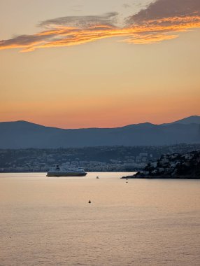 Güzel, Fransa - 5 Ağustos 2025: günbatımında Akdeniz 'de feribot gezisi. Fransız Rivierası 'nın (Cote d' Azur) deniz manzarası..