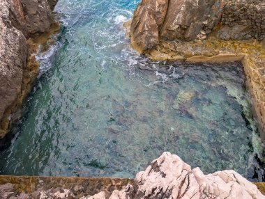 Okyanusun berrak, turkuaz suyuyla dolu, deniz kenarındaki uçurumlara oyulmuş eşsiz bir doğal yüzme havuzu.. 