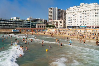 MARSEILLE, FRANSA 30 HAZİRAN Akdeniz 'de 30 Kişi serinlemek ve kalabalık Plage des Catalans' ta dinlenmek.