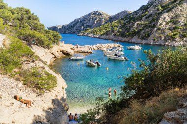 MARSEILLE, FRANCE - 1 AĞUSTOS 2025: Turistler Calanque de Morgiou 'da bulunan antik tarihi sütunları ziyaret ediyorlar.