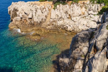 Gizli bir taş merdiven engebeli kayalıklardan Saint-Jean-Cap-Ferrat 'ın berrak turkuaz sularına, Fransız Riviera' sına iniyor..