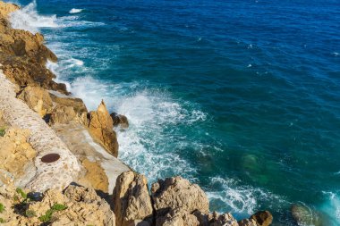 Güçlü Akdeniz dalgalarının Fransa 'nın Riviera bölgesinde Nice' in kayalık sahil şeridine çarpması dramatik bir manzara..