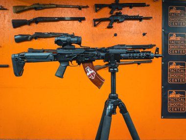 BALTICS - 1 Ekim 2025: Bir taktik atış merkezinde bir tripodun üzerinde modernize edilmiş Kalaşnikof platform tüfeği.