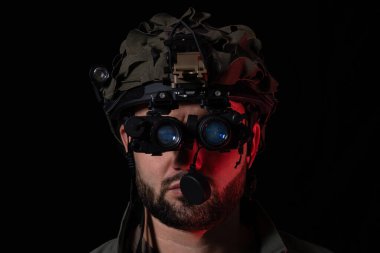 Gelişmiş görüntü yoğunlaştırıcı özel kuvvetler askerinin miğferinde gece görüş gözlükleri son teknoloji taktik optikleri vurguluyor..