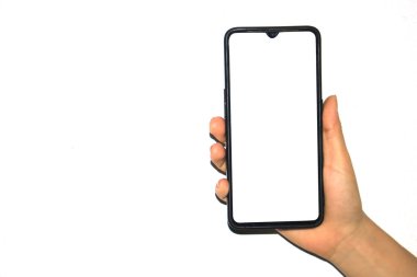 Beyaz arkaplanda akıllı telefonu tutan bir elin görüntüsü