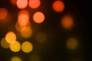 Siyah arkaplana karşı kırmızı sarı bokeh