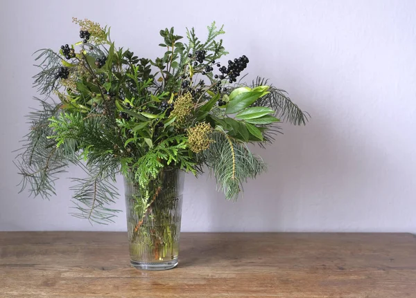 Çalı ve ağaç dallarından Noel için buket: Pieris japonica, beyaz köknar, özel bitkiler, rhododendron japonicum, hiba arborvitae, löcothoe.