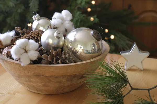 Cam Noel topları, koniler ve pamuk meyveli ahşap kase - Noel süsü, iç dekorasyon