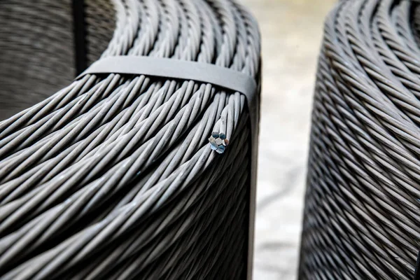 Fabrikada beton tel desteleri var. Yakın çekim.