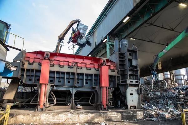Demir ve Çelik Fabrikasında Hurda Geri Dönüşüm Alanı