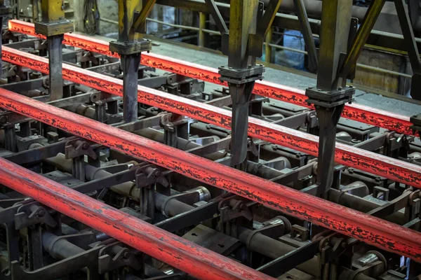 Demir ve Çelik Fabrikasında İşlem sırasında Çelik