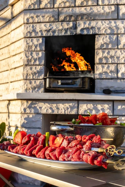 Biber domatesli et şişleri Sıcak Barbekü dikey fotoğrafında pişirilmeyi bekliyor