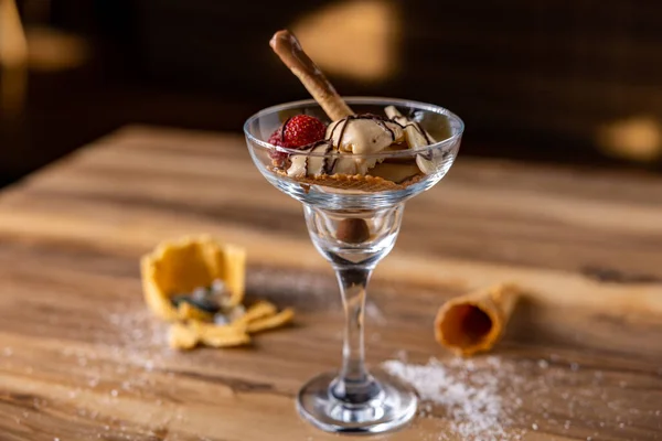 Dondurmanın Detayları Çilekli Hindistan cevizi ve Ahşap Masa Konisi