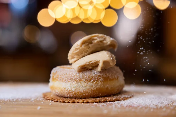 Donutlar Tahta Masaya Hindistan cevizi serpiştiriyor