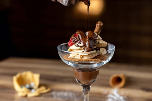 Çikolata Sosu Dondurma Bardağına Tahta Masa Üzerine Dökülüyor