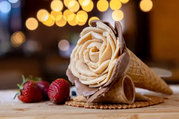 Gülün Etrafındaki Çilekler Çikolata ve Düz Dondurma Konisi