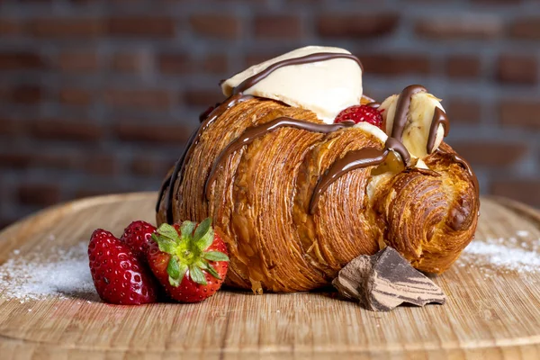 Çilekli muzlu dondurma ve hindistan cevizli kruvasan.