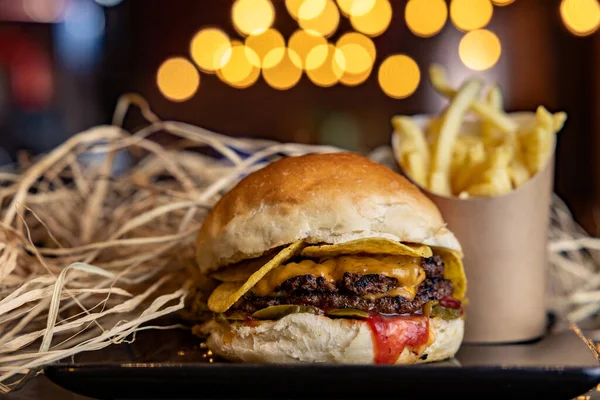 Lezzetli Hamburgerler ve Arka Işıklı Patatesler ve Saman Aksesuarları 2