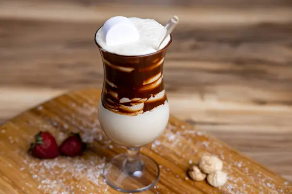 Marshmallow Saman ile En İyi Şekerli Çikolatalı Milkshake