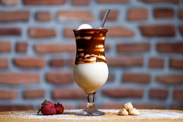 Marshmallow Bardağında samanla lezzetli çikolatalı milkshake.