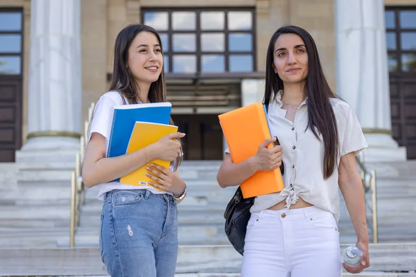 Üniversite Kampüsünde İki Liseli Kızın Elindeki Kitaplar