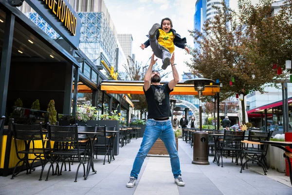 Baba, Oğlu Şehir Kafeleri 'nin Önünde Neşeli Başladı