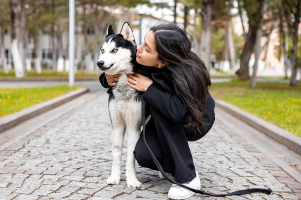 Parkta köpeğini gezdiren Aşk Kadını