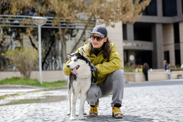 Köpeğini şehirde gezdirmeyi seven adam.