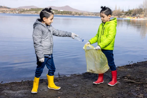 Doğa Gölü 'nde Çöp Toplayan İkiz Çocuklar